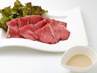 ローストビーフクリーミーオニオンソース添え