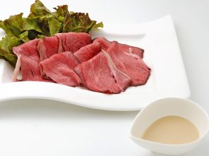 食品OEMと業務用のたれ､ソースの泉万醸造（イヅマン） |ローストビーフクリーミーオニオンソース添え