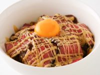 ローストビーフ丼ポルチーニソースがけ