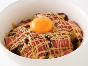 食品OEMと業務用のたれ､ソースの泉万醸造（イヅマン） |ローストビーフ丼ポルチーニソースがけ