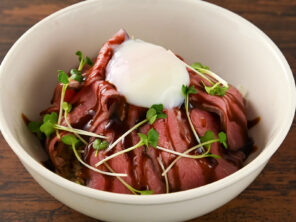 食品OEMと業務用のたれ､ソースの泉万醸造（イヅマン） |炭火焼風ローストビーフ丼