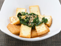 焼き厚揚げのチャンアチえごまのせ